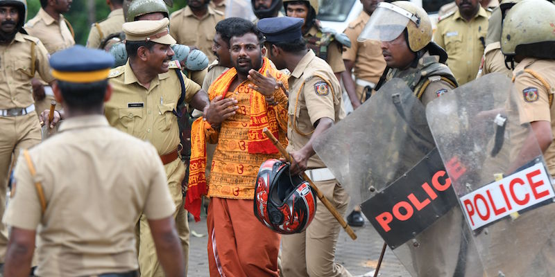 Un manifestante viene portato via dalla polizia al tempio di Sabarimala (ARUN SANKAR/AFP/Getty Images)