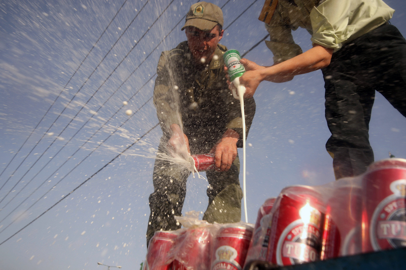 La polizia iraniana distrugge lattine di birra importante illegalmente nel paese (FARZIN NEMATI/AFP/Getty Images)
