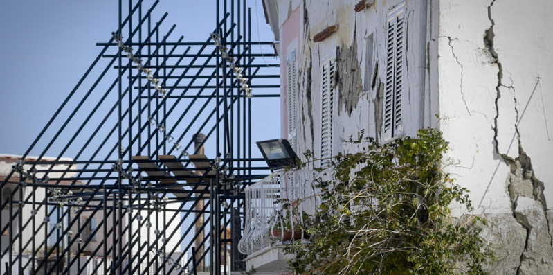 Una casa danneggiata dal terremoto a Casamicciola, Ischia.
(ANSA / CIRO FUSCO)