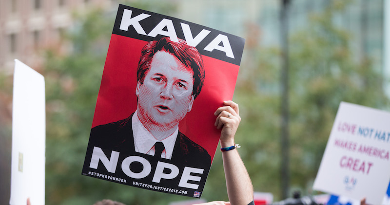 Un cartello durante una manifestazione contro Kavanaugh, con un gioco di parole che dice qualcosa come KavaNO!(Scott Eisen/Getty Images)
