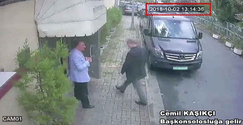 Un'immagine dalla telecamera di sicurezza davanti al consolato saudita di Istanbul, che mostra l'ingresso di Khashoggi nell'edificio il 2 ottobre (CCTV via Hurriyet via AP)