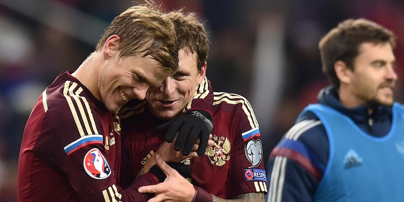 Aleksandr Kokorin e Pavel Mamaev esultano per un gol segnato al Montenegro nelle qualificazioni a Euro 2016 (KIRILL KUDRYAVTSEV/AFP/Getty Images)