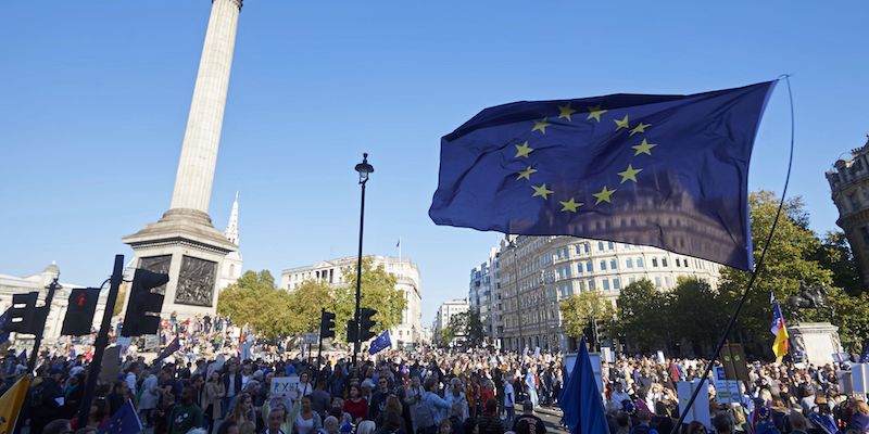 Una bandiera dell'Unione Europea in Trafalgar Square, a Londra, durante la manifestazione contro Brexit del 20 ottobre 2018 (NIKLAS HALLE'N/AFP/Getty Images)