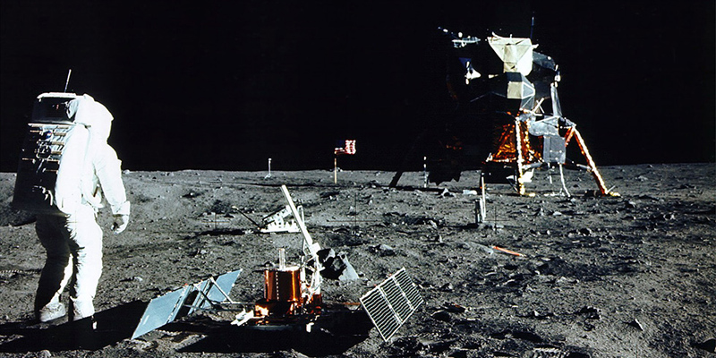 Edwin Buzz Aldrin nel corso di un esperimento scientifico condotto sulla superficie lunare il 20 luglio del 1969 con l’Apollo 11 (NASA/Newsmakers)

