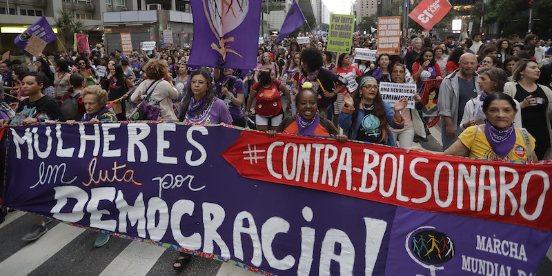 Alcune manifestanti contro il candidato presidente Jair Bolsonaro a San Paolo, in Brasile, il 20 ottobre 2018 (AP Photo/Andre Penner)