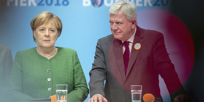 La cancelliera tedesca Angela Merkel con il governatore dell'Assia Volker Bouffier a Fulda durante la campagna elettorale. (Silas Stein/dpa/AP)