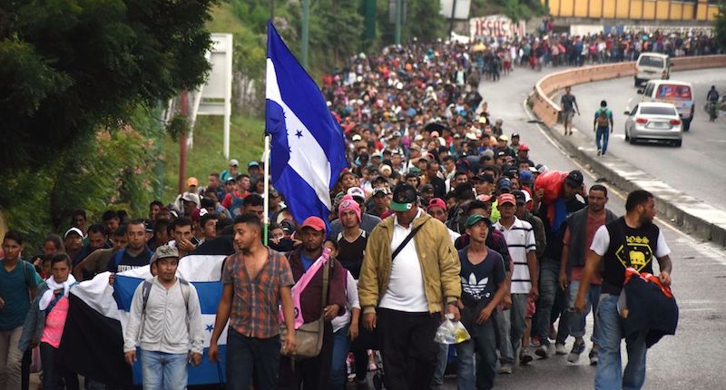 La carovana di migranti dall'Honduras diretti negli Stati Uniti a Chiquimula, Guatemala, 17 ottobre
(ORLANDO ESTRADA/AFP/Getty Images)
