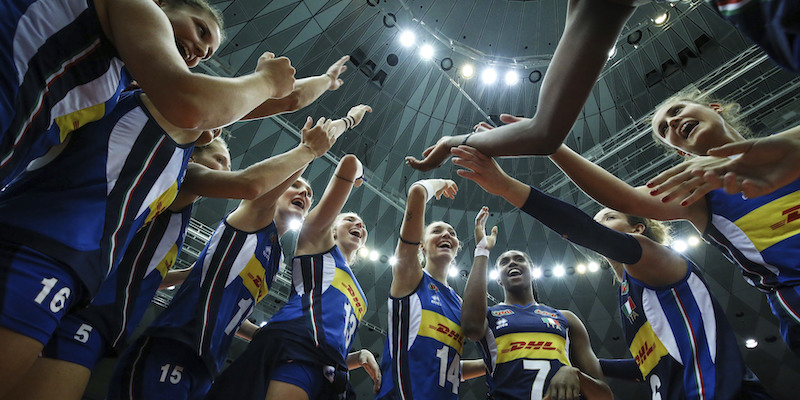 Le giocatrici della Nazionale festeggiano la vittoria contro la Thailandia (FIVB via AP)