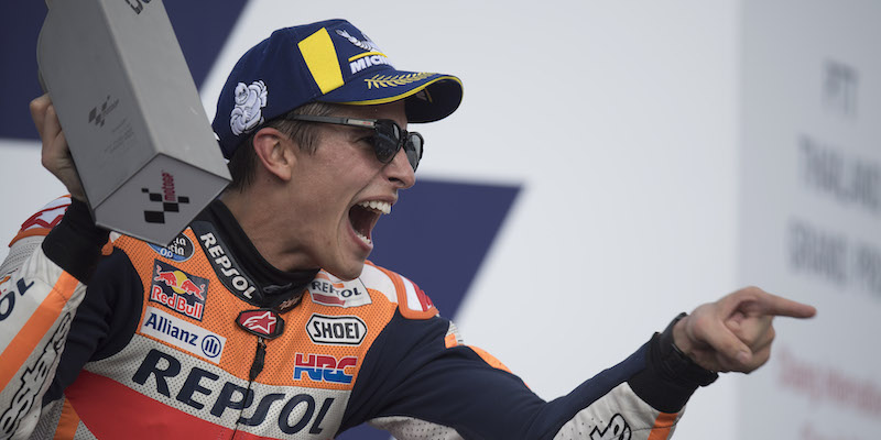 Marc Marquez sul podio dopo la vittoria del Gran Premio della Thailandia (Mirco Lazzari gp/Getty Images)