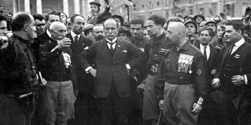 Benito Mussolini, al centro, insieme ad altri membri del Partito Fascista, a Roma, il 28 ottobre 1922 (AP Photo)