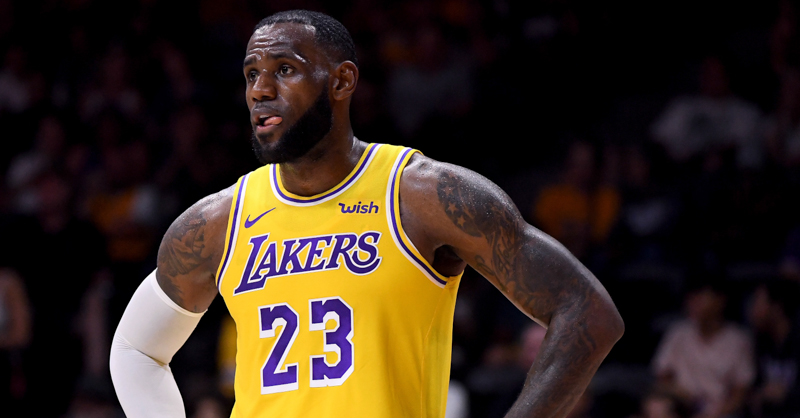 LeBron James con la maglia dei Los Angeles Lakers. (Harry How/Getty Images)
