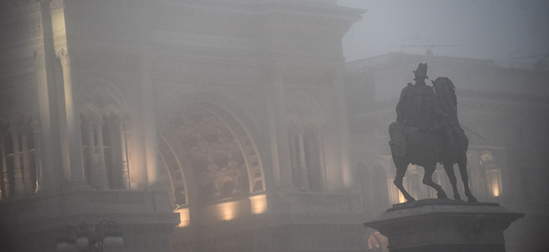Nebbia in piazza del Duomo il 30 gennaio 2018 (Claudio Furlan/LaPresse)