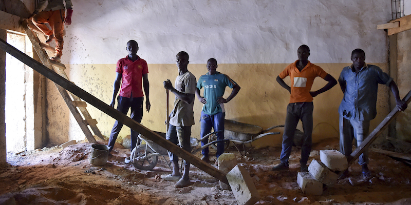 Lavoratori nigerini impegnati nella costruzione della sede del gruppo "G5 Sahel" a Niamey (Britta Pedersen/picture-alliance/dpa/AP Images)