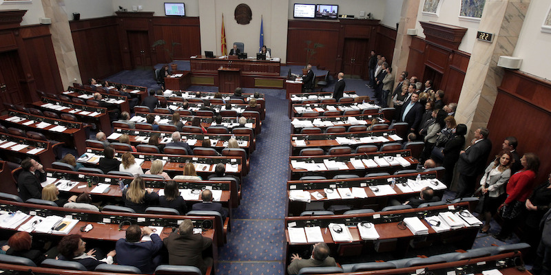Il Parlamento della Macedonia durante il voto sulla riforma costituzionale per cambiare nome al paese, il 19 ottobre 2018; i deputati del Partito Democratico per l’unità nazionale (Vmro-Dpmne), all'opposizione, si sono messi in piedi sul lato destro dell'aula per protesta (AP Photo/Boris Grdanoski)
