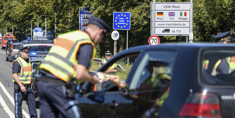 La polizia tedesca controlla le auto al confine tra Germania e Austria. (Matthias Balk/picture-alliance/dpa/AP Images)