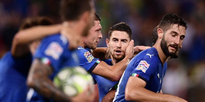 Jorginho circondato dai compagni dopo il gol segnato all'andata contro la Polonia (MARCO BERTORELLO/AFP/Getty Images)