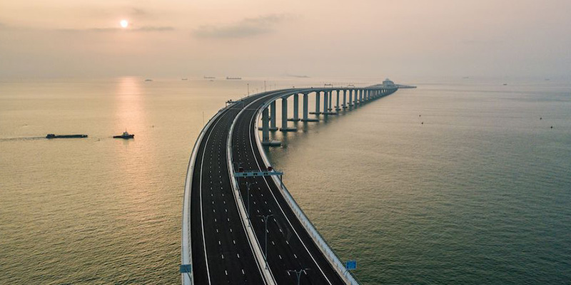 L'ultima sezione del ponte Hong Kong-Zhuhai-Macao prima del tunnel sottomarino (ANTHONY WALLACE/AFP/Getty Images)
