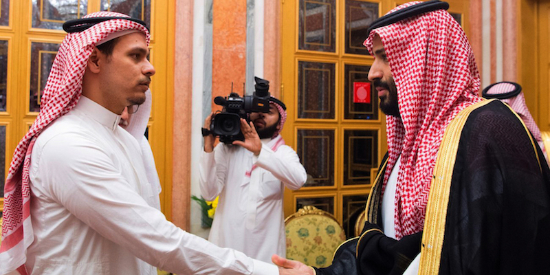 Il principe ereditario saudita Mohammed bin Salman, a destra, stringe la mano a Salah Khashoggi, figlio di Jamal, il giornalista ucciso lo scorso 2 ottobre nel consolato saudita a Istanbul
(Saudi Press Agency via AP)