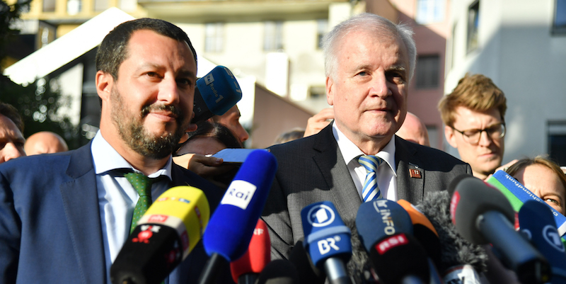 Il ministro dell'Interno italiano Matteo Salvini e quello tedesco Horst Seehofer a Innsbruck, Austria, l'11 luglio 2018 (BARBARA GINDL/AFP/Getty Images)