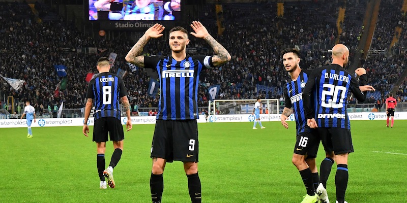 Mauro Icardi esulta guardando i tifosi dell'Inter dopo il primo secondo gol segnato alla Lazio (ALBERTO PIZZOLI/AFP/Getty Images)