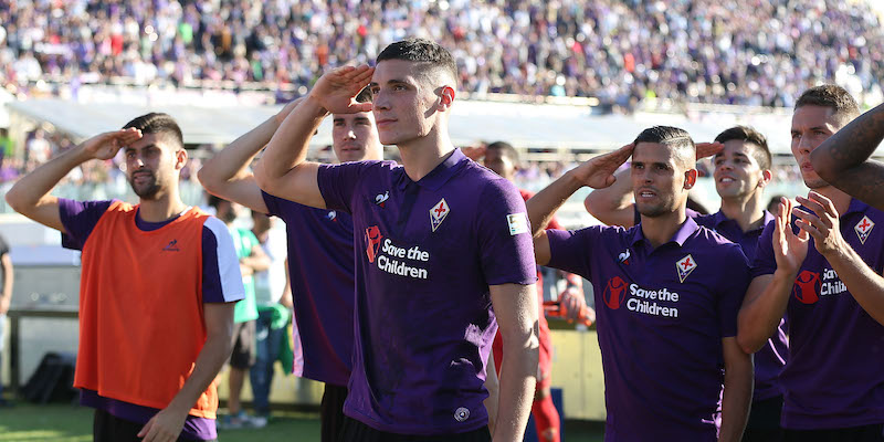I giocatori della Fiorentina salutano il pubblico del Franchi con un gesto dedicato a Davide Astori dopo la vittoria contro l'Atalanta (Gabriele Maltinti/Getty Images)