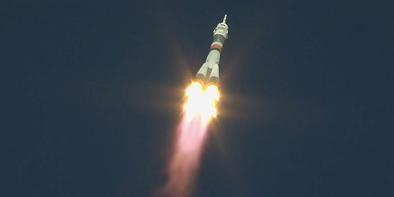 La Soyuz subito dopo il lancio dal cosmodromo di Baikonur, in Kazakistan (NASA / Roscosmos)