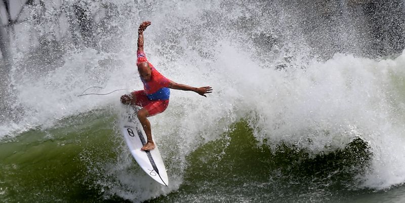 Il surfista Kelly Slater durante la prima gara tenutasi nella sua piscina a Lemoore, in California
(MARK RALSTON/AFP/Getty Images)