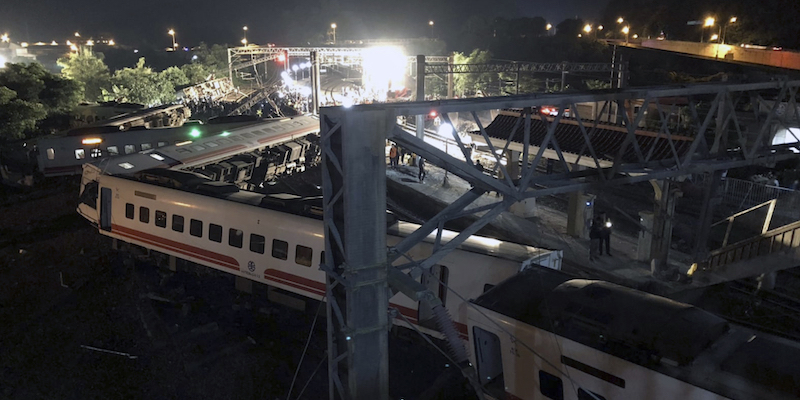 Il treno deragliato a Taiwan, il 21 ottobre 2018 (Taiwan Railways Administration via AP)