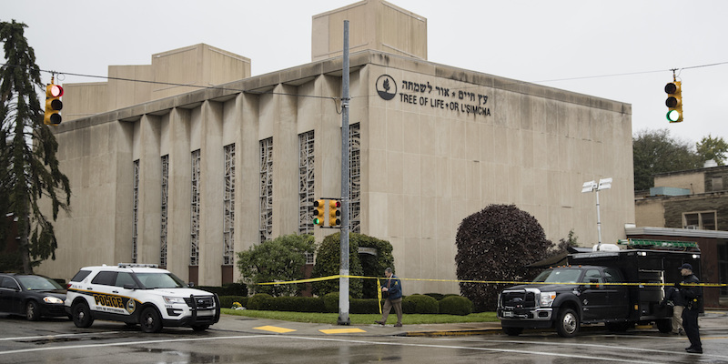 La sinagoga Tree of Life di Pittsburgh dopo l'attentato del 27 ottobre 2018 (AP Photo/Matt Rourke)