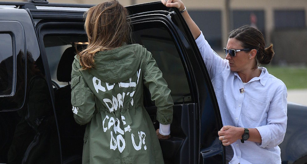 La giacca di Melania Trump che dice: «I really don't care, do you?» (MANDEL NGAN/AFP/Getty Images)