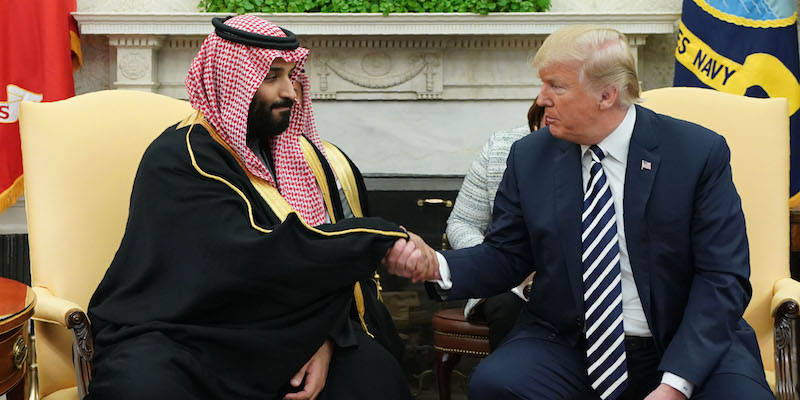 Donald Trump stringe la mano a Mohammed bin Salman (MANDEL NGAN/AFP/Getty Images)