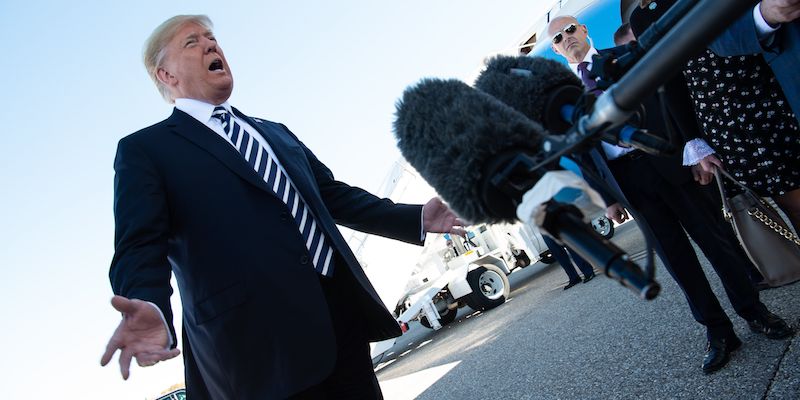 Il presidente degli Stati Uniti Donald Trump parla ai giornalisti del trattato con la Russia sui missili nucleari prima di imbarcarsi sull'Air Force One a Elko, in Nevada, 20 ottobre 2018 (NICHOLAS KAMM/AFP/Getty Images)