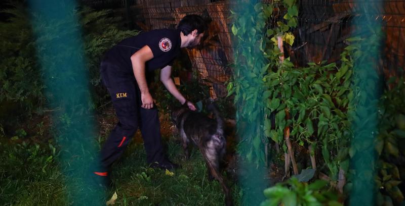 La polizia scientifica turca mentre perlustra il giardino della residenza privata del console saudita Mohammed al-Otaibi 
a Istanbul. (EPA-EFE/SEDAT SUNA/ANSA)
