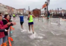 La maratona di Venezia si è "corsa" con l'acqua alta