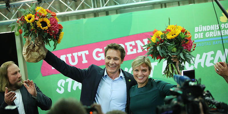 Katharina Schulze e Ludwig Hartmann dei Verdi festeggiano con gli elettori il successo elettorale - Monaco, Baviera (Sean Gallup/Getty Images)