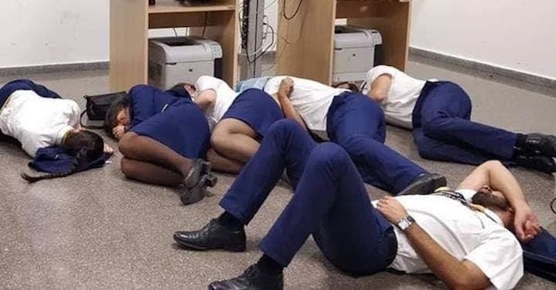 La foto dei membri dell'equipaggio di Ryanair sdraiati per terra all'aeroporto di Malaga