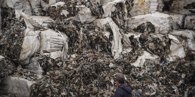 Un deposito di ecoballe a Giugliano, in provincia di Napoli (ANSA/CESARE ABBATE)