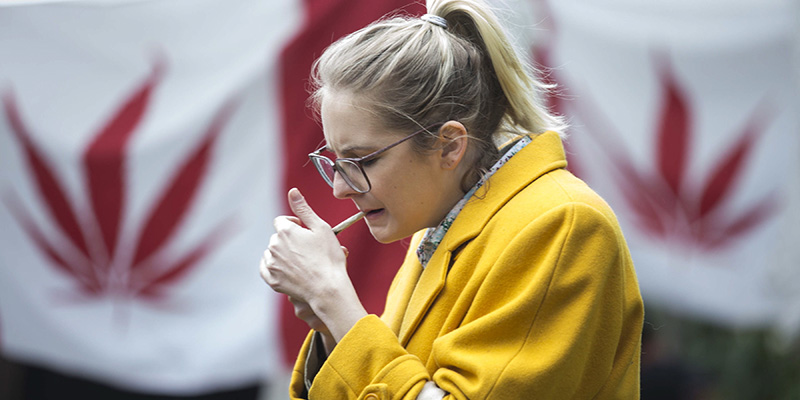 Una ragazza fuma marijuana a Toronto, 17 ottobre 2018
(Chris Young/The Canadian Press via AP)