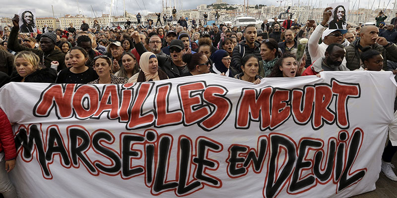 Corteo a Marsiglia dopo il crollo degli edifici. Sullo striscione c'è scritto: «Noaillles muore, Marsiglia in lutto», 10 novembre 2018 (AP Photo/Claude Paris)