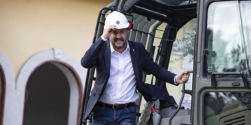 Salvini sulla ruspa per la demolizione di una casa abusiva confiscata ai Casamonica, 26 novembre 2018
(ANSA/Massimo Percossi)