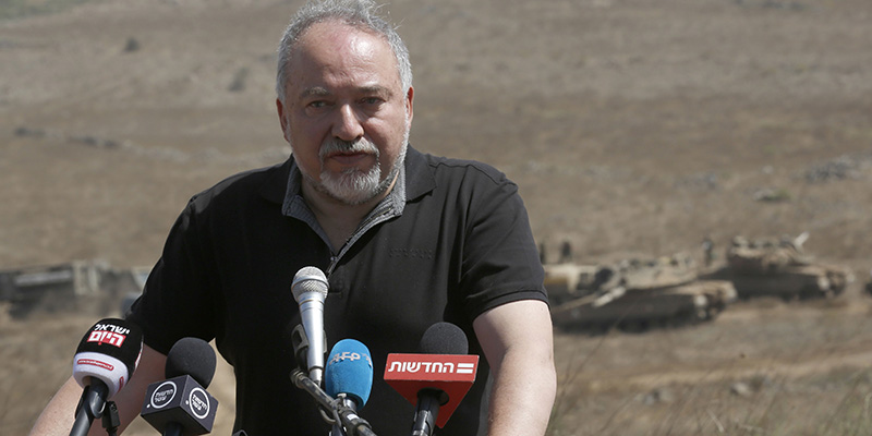 Avigdor Lieberman al confine tra Israele e Siria, 7 agosto 2018 
(JALAA MAREY/AFP/Getty Images)