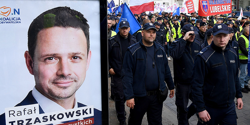 Un manifesto del nuovo sindaco di Varsavia Rafal Trzaskowski, 2 ottobre 2018
(JANEK SKARZYNSKI/AFP/Getty Images)