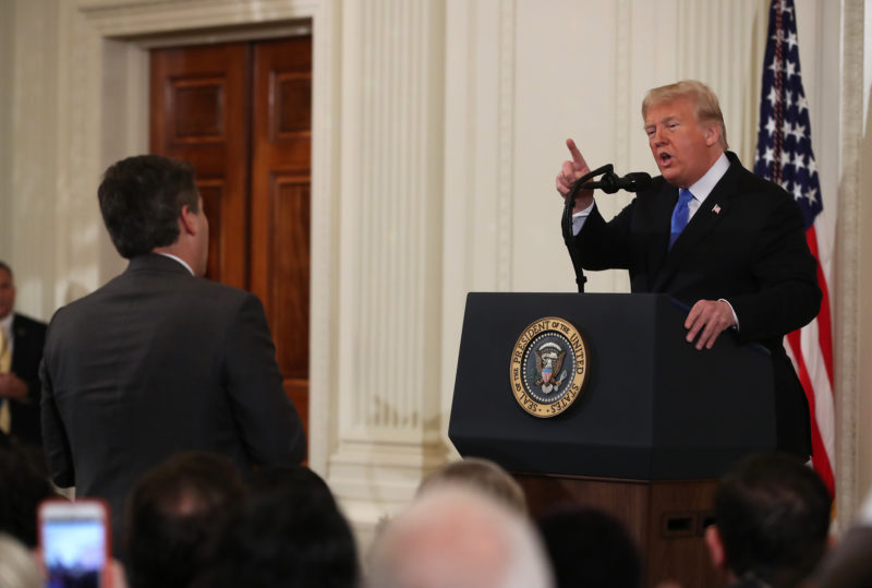 La Casa Bianca ha ripristinato l’accesso del giornalista Jim Acosta alla sala stampa