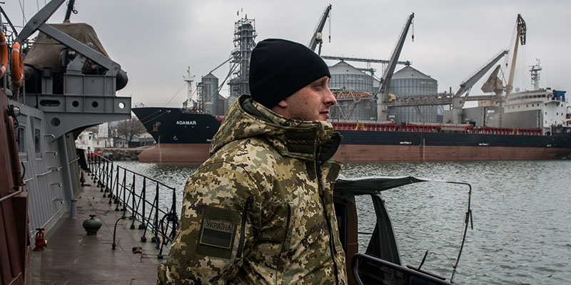 Militari dell'esercito ucraino al porto di Mariupol, 28 novembre 2018 (Martyn Aim/Getty Images)