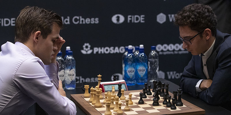 Fabiano Caruana e Magnus Carlsen, Londra, 28 novembre 2018 (Dan Kitwood/Getty Images)