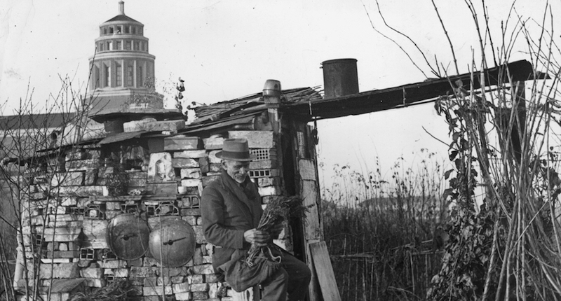 Un uomo vive in un rifugio improvvisato dopo che la sua casa è stata distrutta dai bombardamenti durante la Seconda guerra mondiale, nel 1942. La foto è stata scattata non lontano da viale Argonne, sullo sfondo si vede la cupola della Chiesa di san Nereo e san Achilleo. 
(Keystone/Getty Images)