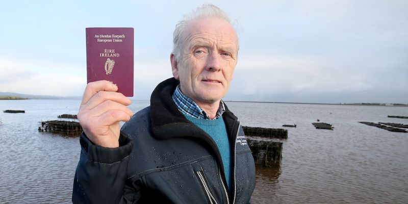 William Lynch, allevatore di ostriche di nazionalità irlandese, posa con il passaporto nel suo allevamento a Culmore, in Irlanda del Nord, per il reportage di AFP sull'impatto di Brexit nelle vite di 15 cittadini europei e britannici. (PAUL FAITH/AFP/Getty Images)