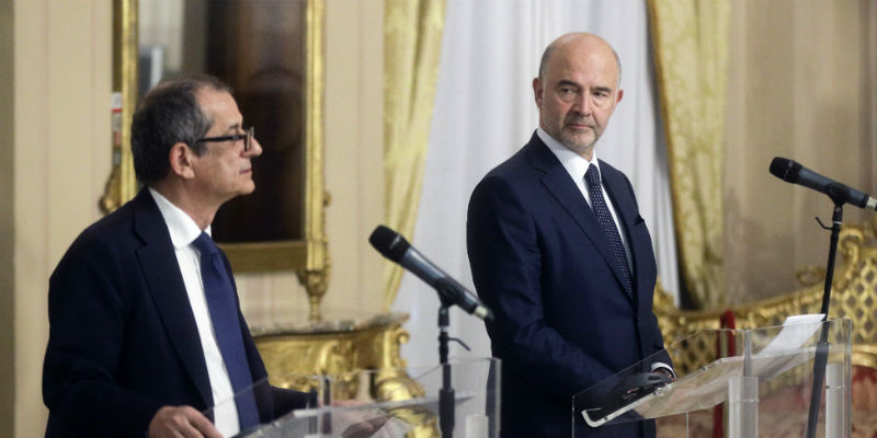 Il ministro dell'Economia Giovanni Tria (sinistra) e il Commissario agli Affari economici Pierre Moscovici (AP Photo/Gregorio Borgia)