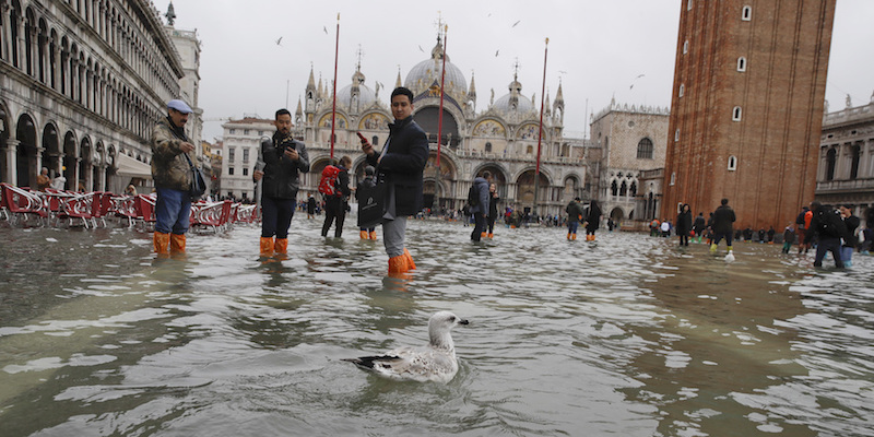 Turisti in piazza San Marco allagata, Venezia, 1 novembre 2018
(AP Photo/Luca Bruno)