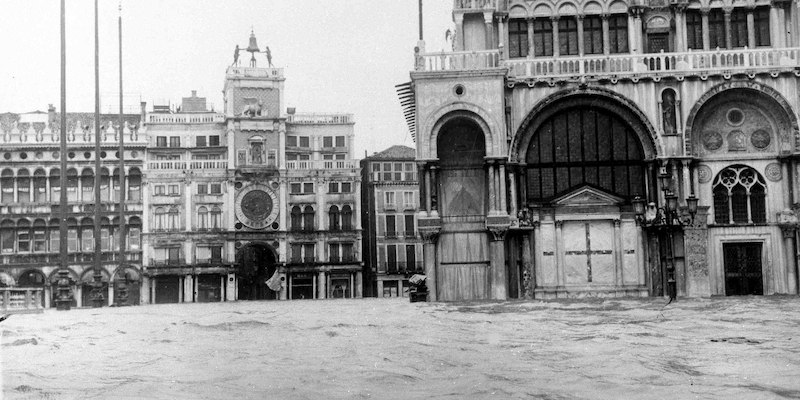 Piazza San Marco sott'acqua per l'alluvione del 4 novembre 1966 (AP Photo)